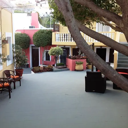 Pansion Zaharoula סנטוריני